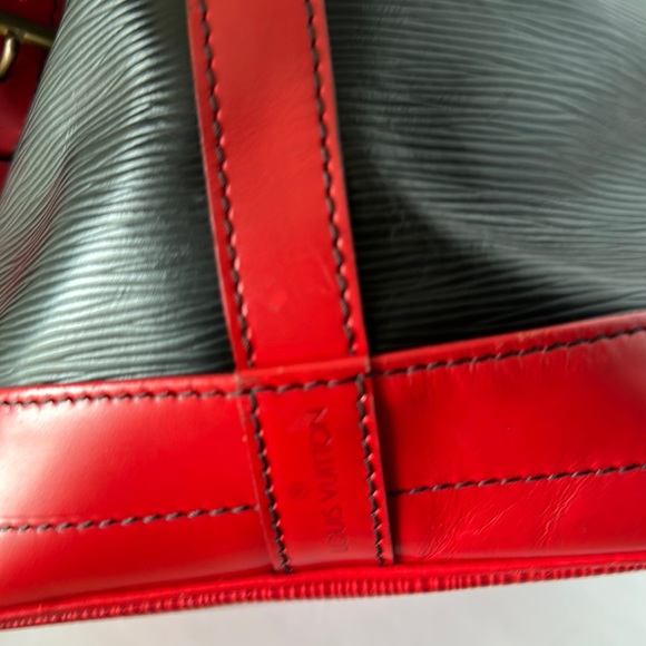 AUTHENTIC LOUIS VUITTON ÉPI NOE BI-COLOUR LEATHER SHOULDER BAG. - Picture 13 of 15